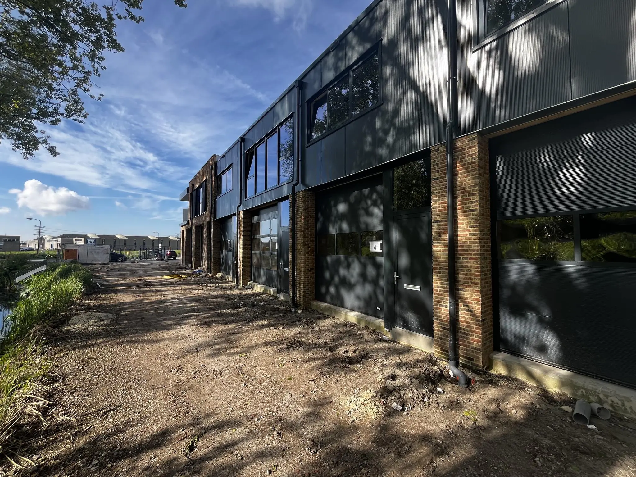 Bedrijfsunits aan Broekdijk-West 19-4 in aanbouw op een zonnige dag.